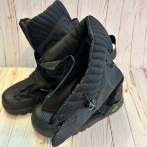Neos Explorer insulated overshoe - size men’s medium, EUC